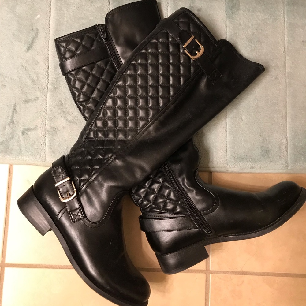 🍂Below the knee-quilted black boots- size 6.5🍂